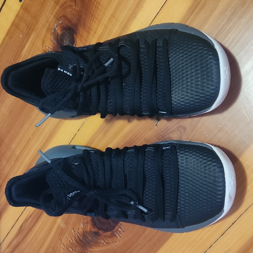 Under Armor Tennis shoes, Size 7 ( or 8 in women's, which I wore )